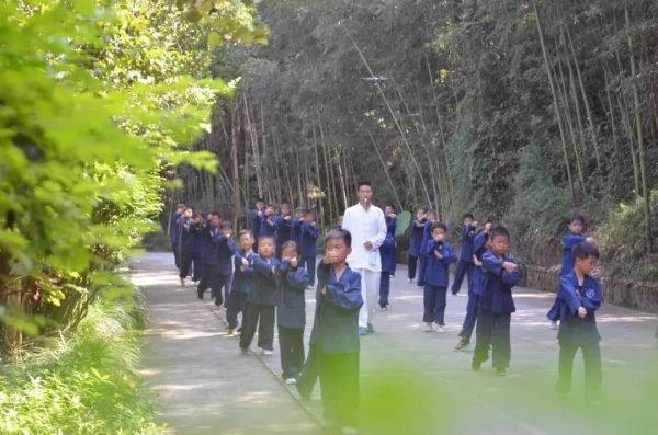image shows students learning kung fu moves at the wudang kung fu academy