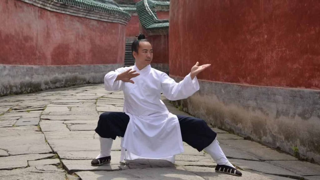 image shows master qingfengzi doing qigong exercise